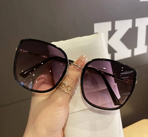 Simple Round Sunglasses: Black Gray