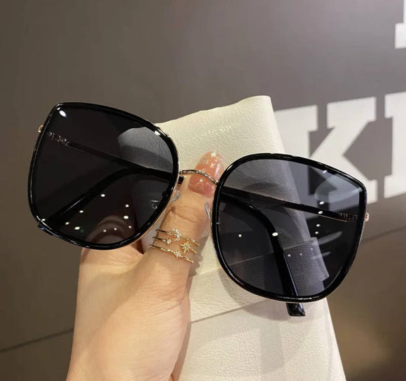 Simple Round Sunglasses: Black