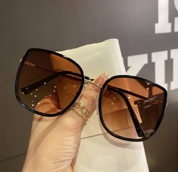 Simple Round Sunglasses: Black Brown
